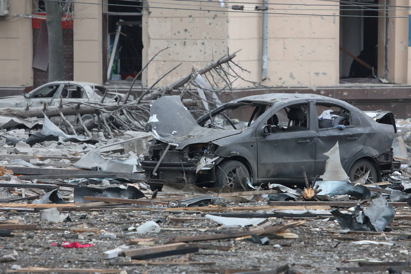 Fotos: &quot;Brutal&quot; ataque ruso en Járkov: un misil hace estallar un edificio del Gobierno