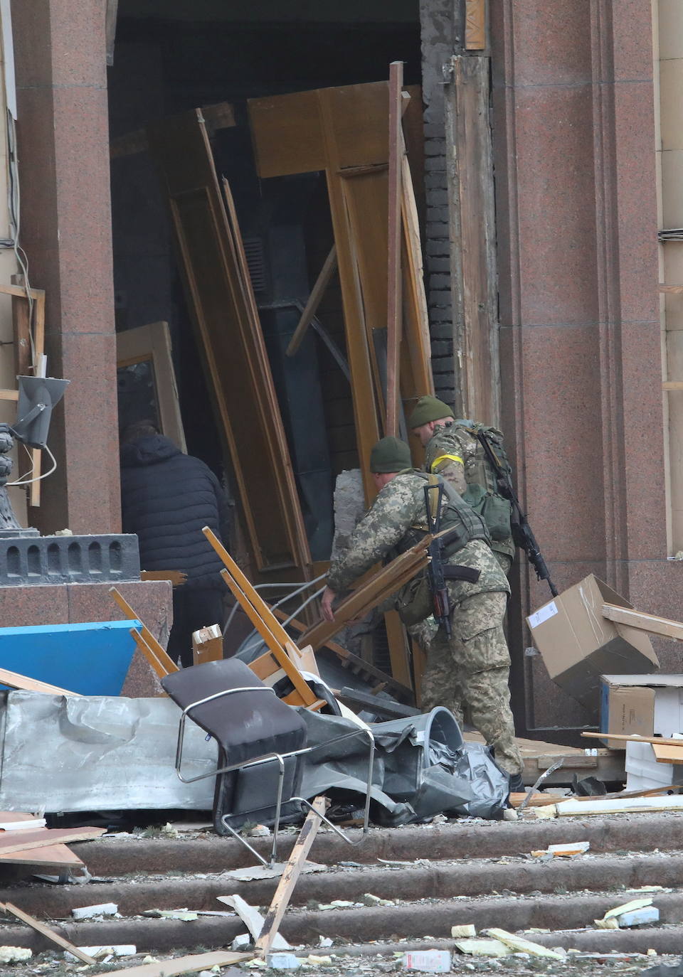 Fotos: &quot;Brutal&quot; ataque ruso en Járkov: un misil hace estallar un edificio del Gobierno