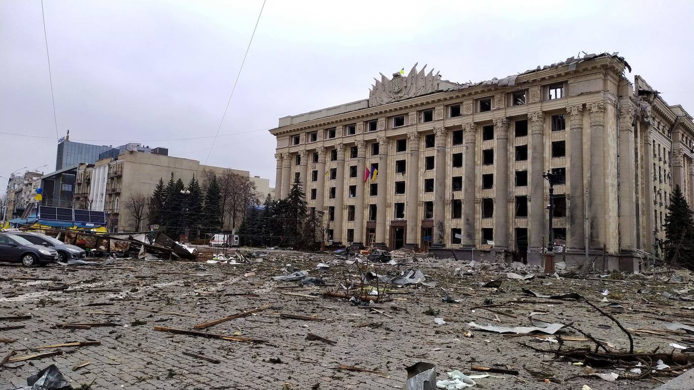 Fotos: &quot;Brutal&quot; ataque ruso en Járkov: un misil hace estallar un edificio del Gobierno