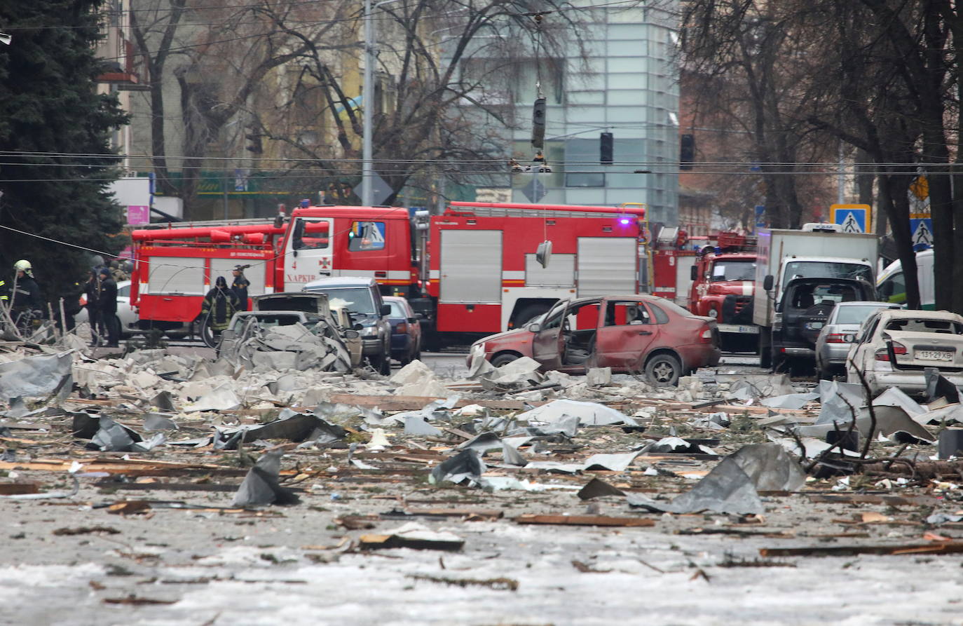 Fotos: &quot;Brutal&quot; ataque ruso en Járkov: un misil hace estallar un edificio del Gobierno