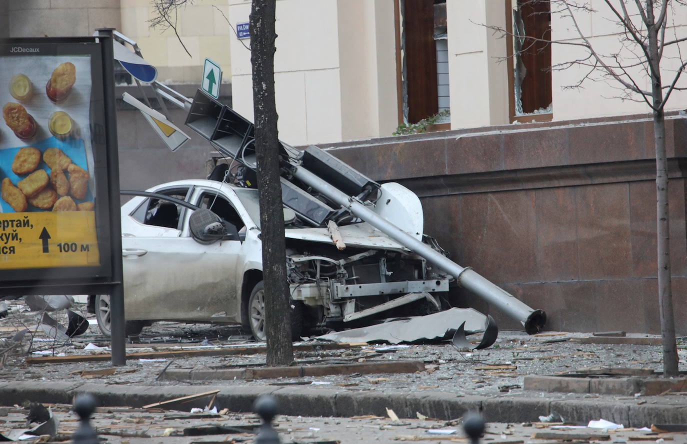 Fotos: &quot;Brutal&quot; ataque ruso en Járkov: un misil hace estallar un edificio del Gobierno