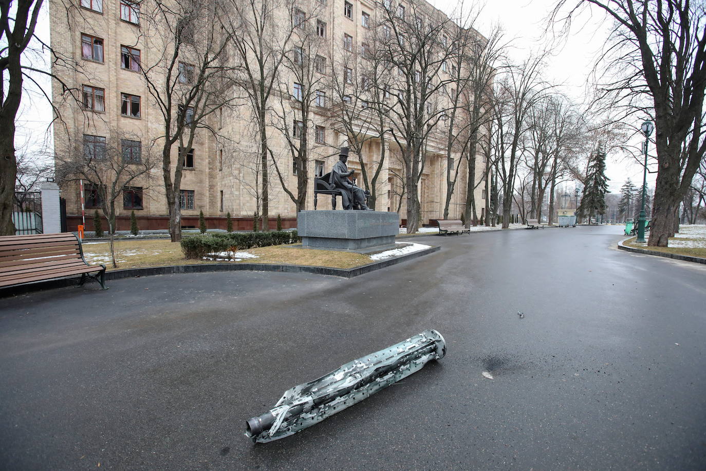 Fotos: &quot;Brutal&quot; ataque ruso en Járkov: un misil hace estallar un edificio del Gobierno