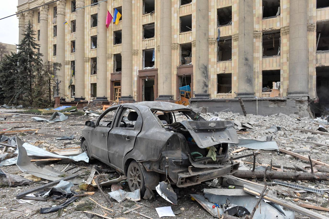 Fotos: &quot;Brutal&quot; ataque ruso en Járkov: un misil hace estallar un edificio del Gobierno