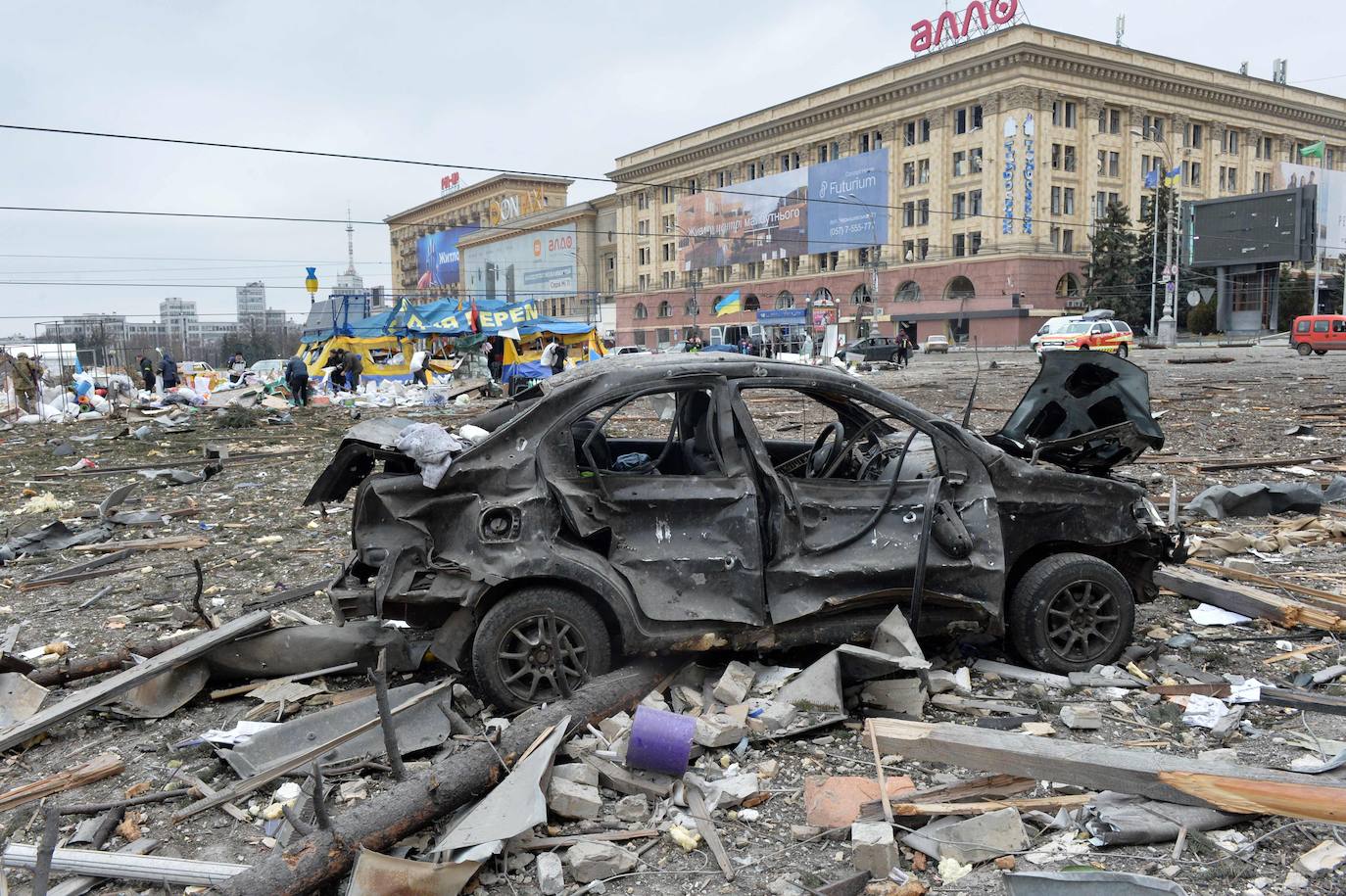 Fotos: &quot;Brutal&quot; ataque ruso en Járkov: un misil hace estallar un edificio del Gobierno