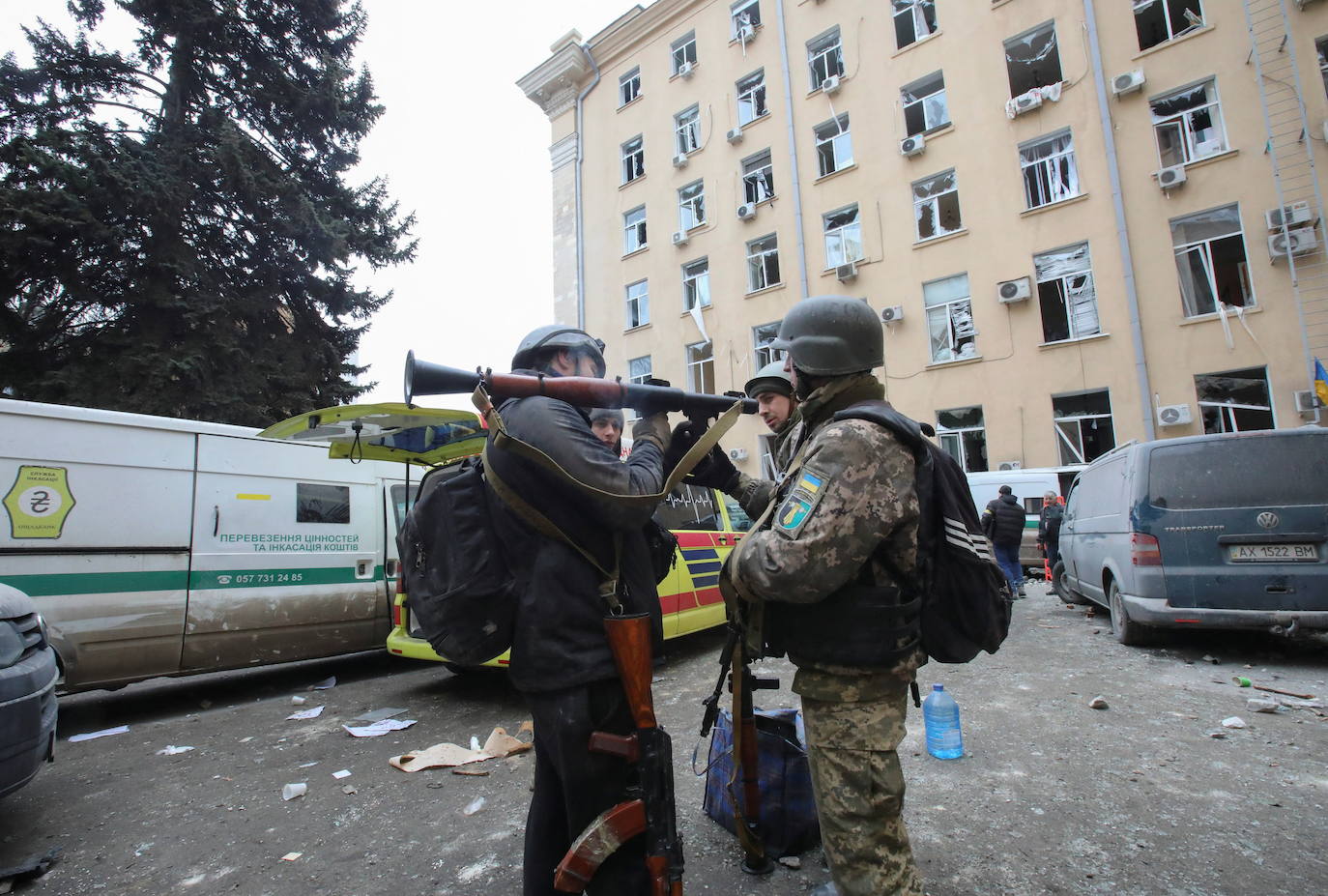 Fotos: &quot;Brutal&quot; ataque ruso en Járkov: un misil hace estallar un edificio del Gobierno