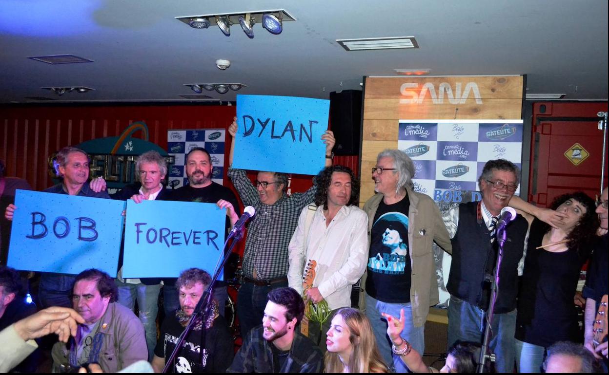 Participantes en el homenaje a Dylan.