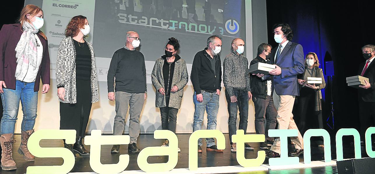 Siete centros finalistas. José María Martínez Hervás, jefe de Prevención, Calidad y Medio Ambiente de Lurpelan, María Aldekoa, directora de Recursos Humanos de Bridgestone, y Eduardo Giménez, director de Márketing de Ingeteam entregan la placa conmemorativa a los jefes de estudio y directores de los siete centros con representación en la final. 