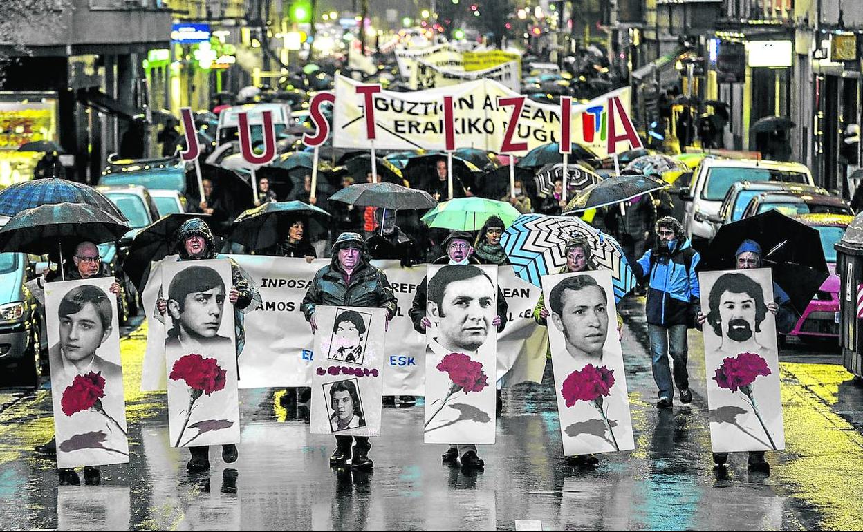 La cabecera de la manifestación llegó a la plaza Bilbao, tras recorrer Reyes Católicos y portal de Legutiano, mientras la cola todavía no había salido de Fermín Lasuen.. 