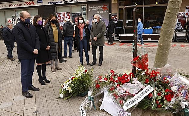 Beatriz Artolazabal, junto al monolito.