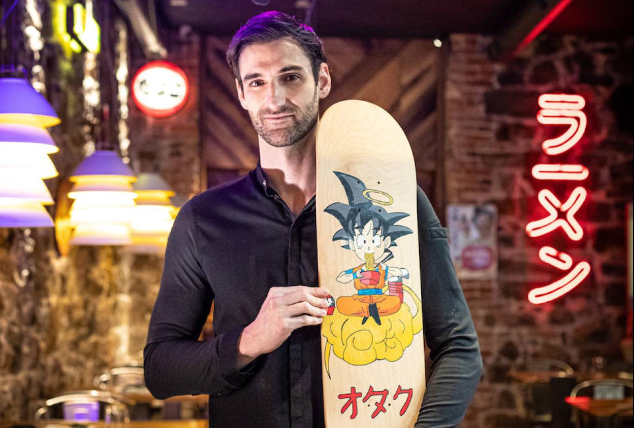 Daniel Lomana Obregón (35), tercera generación de hosteleros, apasionado del skate y de la cultura japonesa (Goku en su patinete).