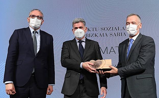El director general de EL CORREO, Íñigo Barrenechea, entrega el premio a Laureano Simón y a Manuel Sanz.