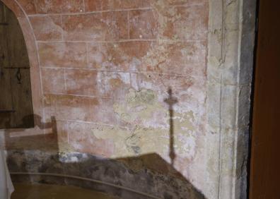 Imagen secundaria 1 - Interior de la iglesia de Alaiza, con sus espectaculares pinturas medievales. Sólo la zona baja de los muros presentan humedades. 