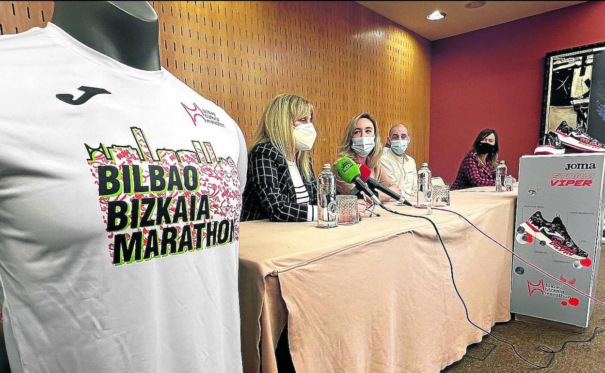 Los organizadores, junto a la camiseta conmemorativa del maratón que se celebra el domingo. 