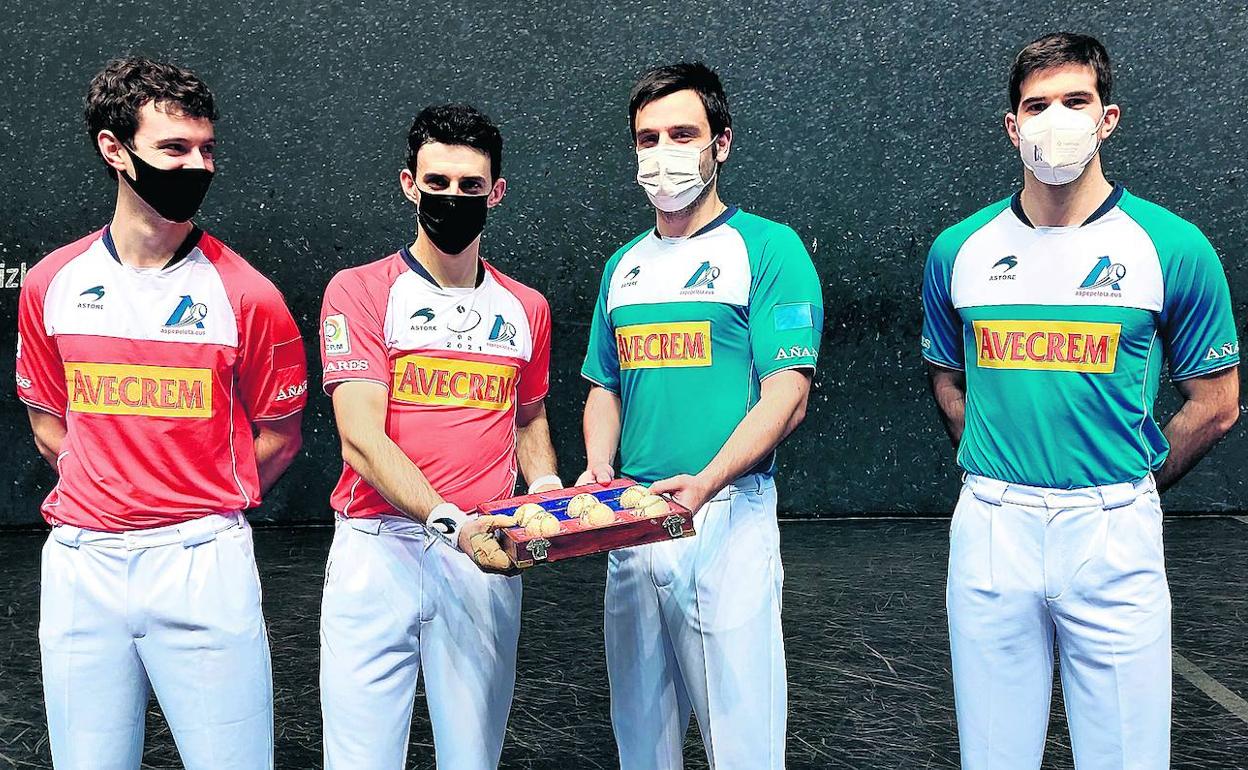 Ambas parejas encontraron lo que buscaban en el cestaño y quedaron satisfechas con el material para el domingo. 