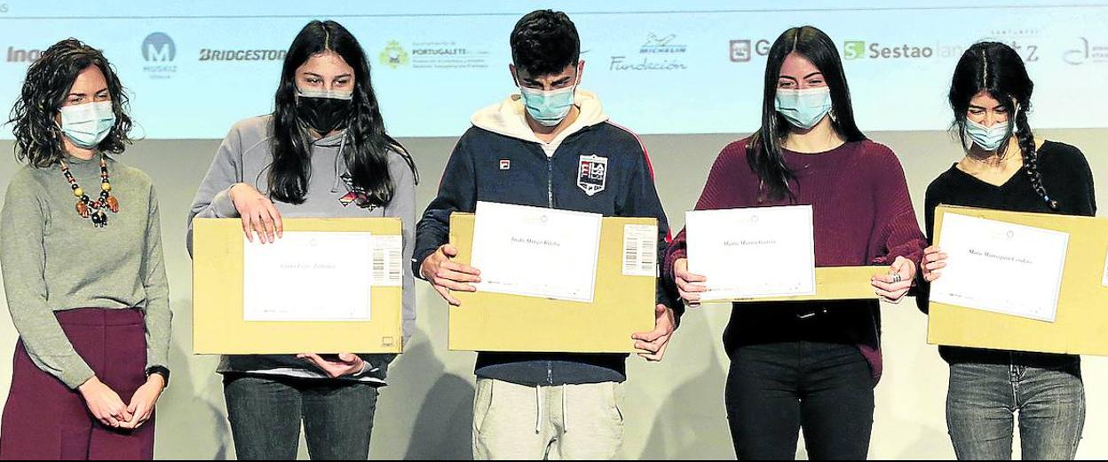 Seguridad Vial. Eider San Antonio, directora de Negocios del Banco Sabadell entrega los ordenadores a Aitana López, Iñaki Mingo, Mara Marroquín y Marta Martín, del colegio Azkorri de Getxo, ganadores en la categoría para menores de 18 años.