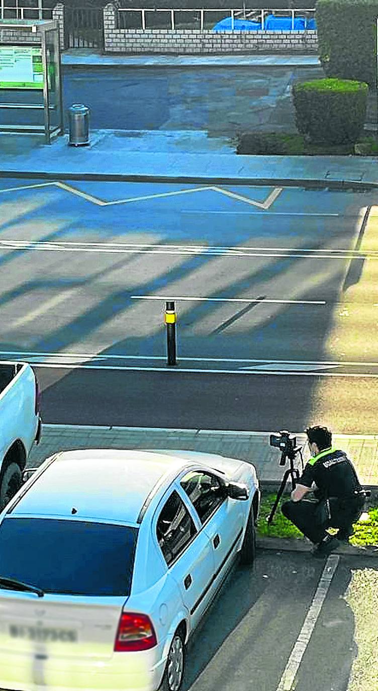 Imagen de un agente con el radar móvil en la zona de Fadura. 