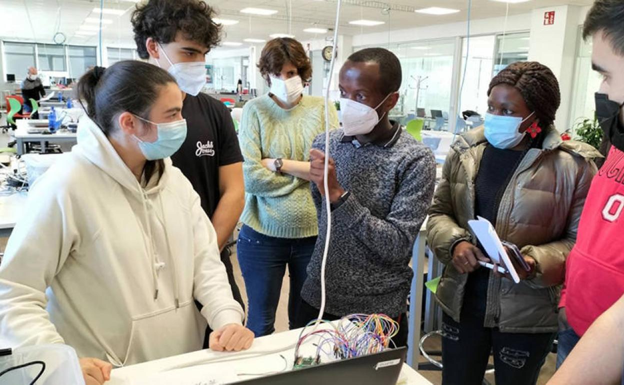 El profesorado africano comparte su experiencia con los centros alaveses de Formación Profesional. 