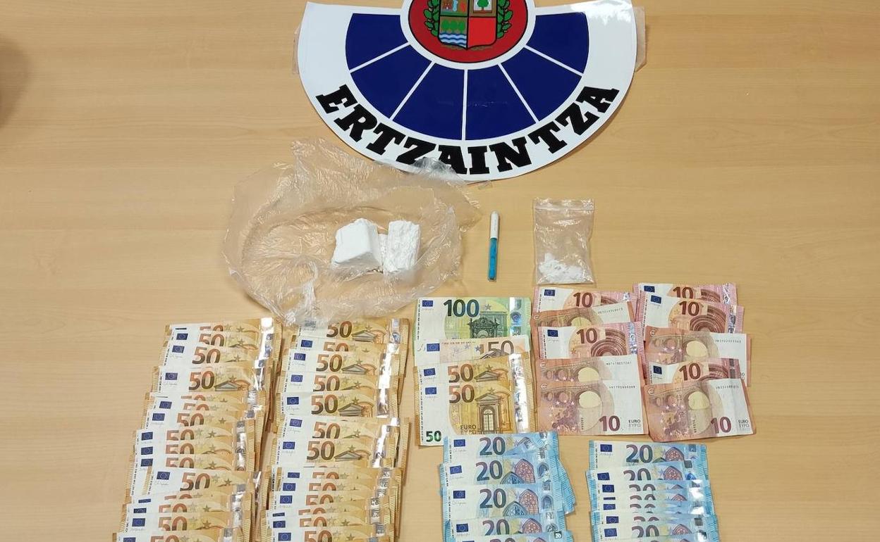 Droga y dinero incautados por los agentes.