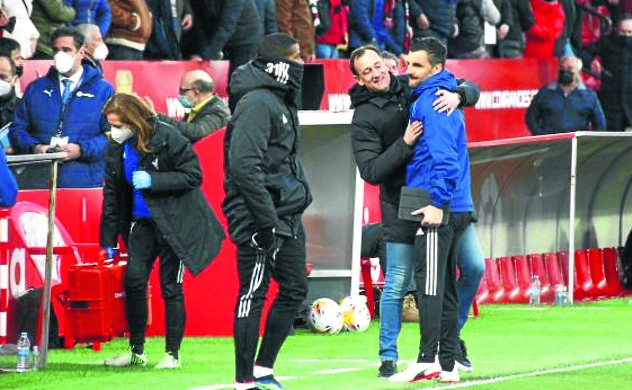 Joseba Etxeberria y Jorge Pérez se funden en un abrazo tras la última victoria del Mirandés, la primera con los dos técnicos en el banquillo del conjunto de Anduva. 