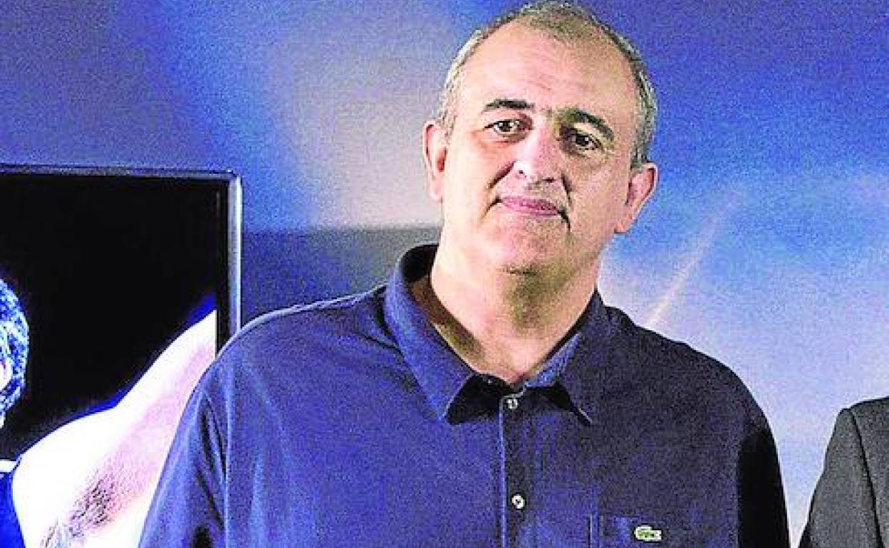 Morales, con una camiseta con los 184 partidos de Mumbrú con la Penya.