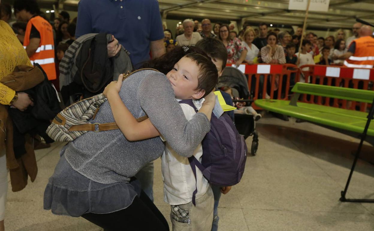 LLegada al aeropuerto de Loiu de los niños ucranianos que pasaron el verano en Euskadi en 2019.