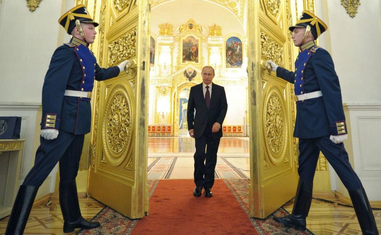 Vladimir Putin entra en el Hall Andreyevsky, del Gran Palacio del Kremlin en Moscú.