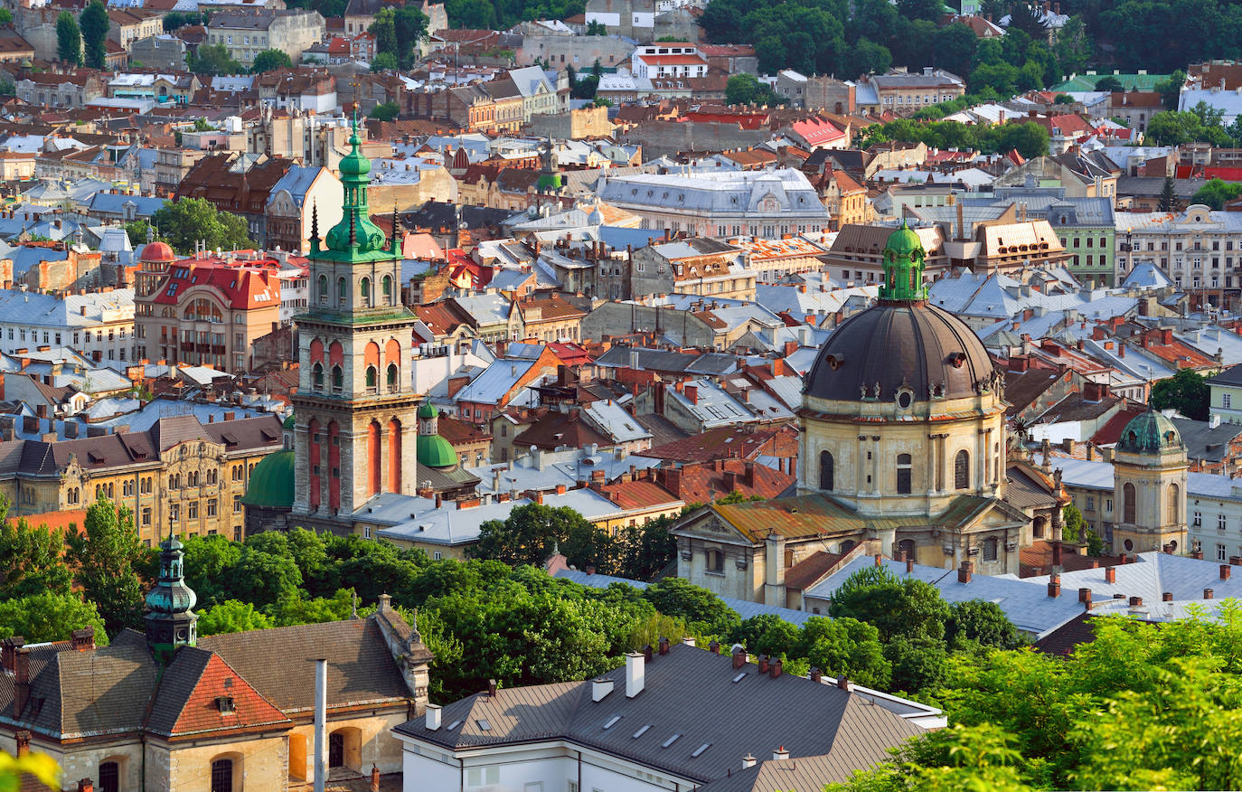 Todo su casco histórico que data del siglo XIII también es considerado Patrimonio de la Humanidad por la Unesco. En el conjunto del centro histórico, que abarca 120 hectáreas y conserva su topografía medieval, se encuentran lugares de obligada visita turística como la plaza del mercado y el ayuntamiento, la catedral de San Jorge, o el Teatro de la Opera. 