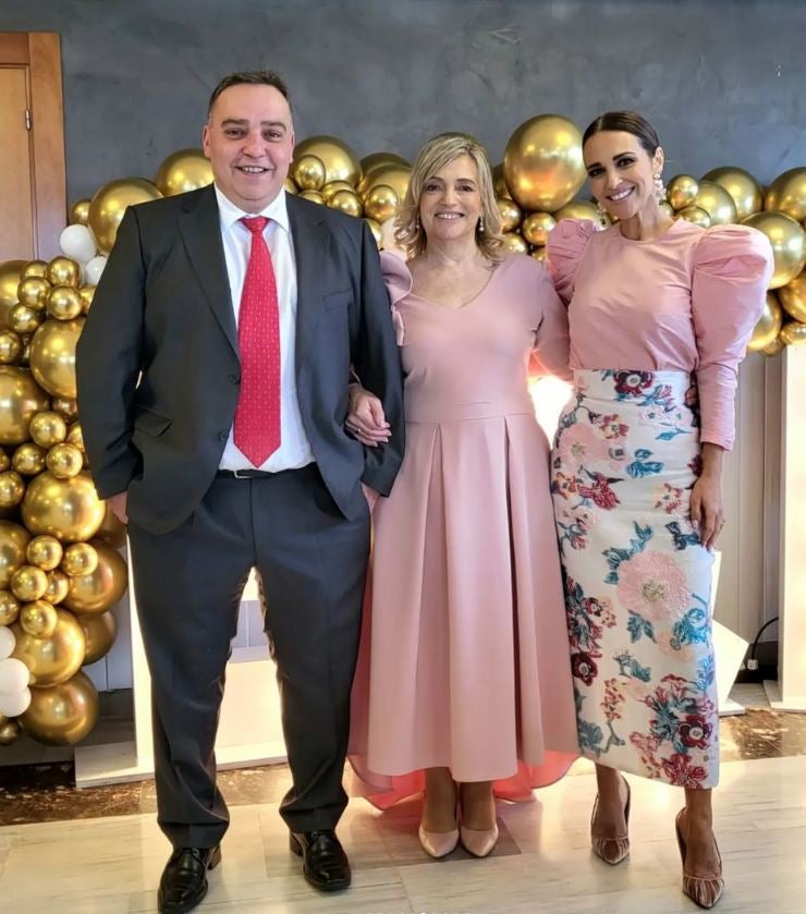Fotos: Paula Echevarría y su favorecedor look bilbaíno en las bodas de oro de sus padres