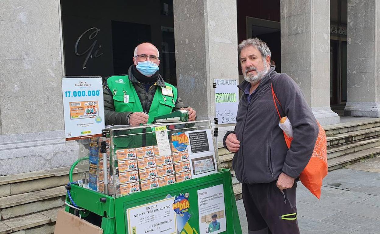 Ignacio González es el vendedor de la ONCE que ha vuelto a repartir fortuna en Llodio.