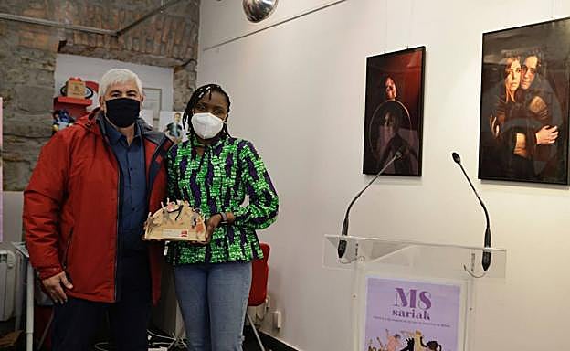 Fatou Dieng con Michel Guantes, presidente de la Asociación de Comerciantes de San Francisco, Zabala y Bilbao La Vieja.