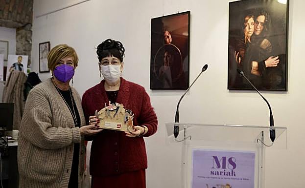 Mercedes Ortega con Itziar Urtasun, concejala de Convivencia, Participación y Fiestas del Ayuntamiento de Bilbao.