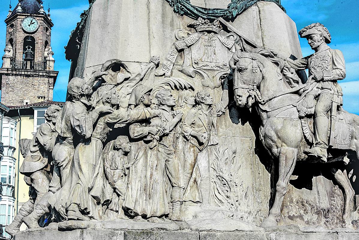 El general Álava en el monumento de la Batalla de Vitoria. 