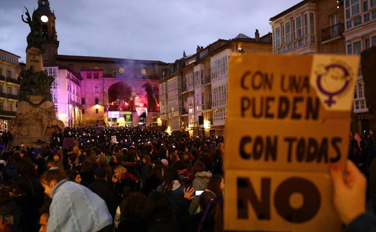 Imagen de una de las concentraciones anteriores a la pandemia de Covid-19 en Vitoria. 