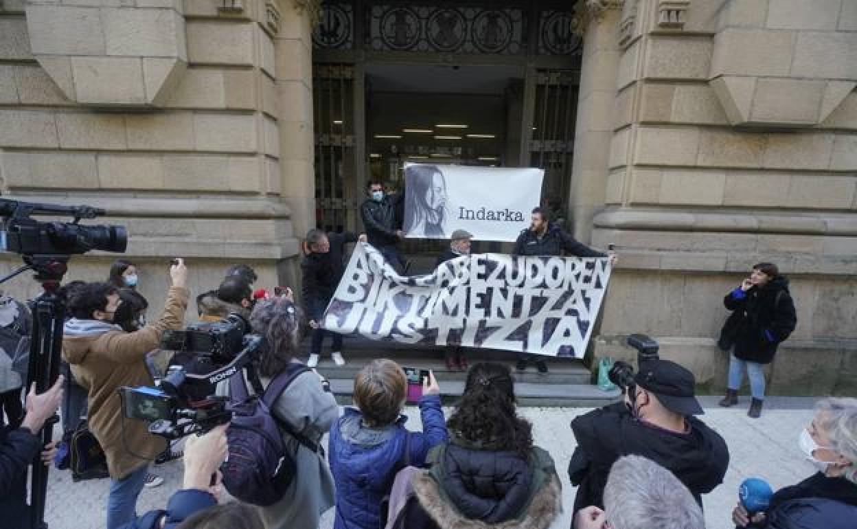 Protesta de las plataformas en la Audiencia.