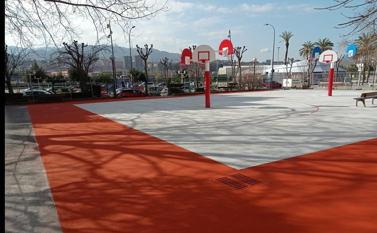Imagen de la renovación de la pista deportiva de la calle Andalucía. 