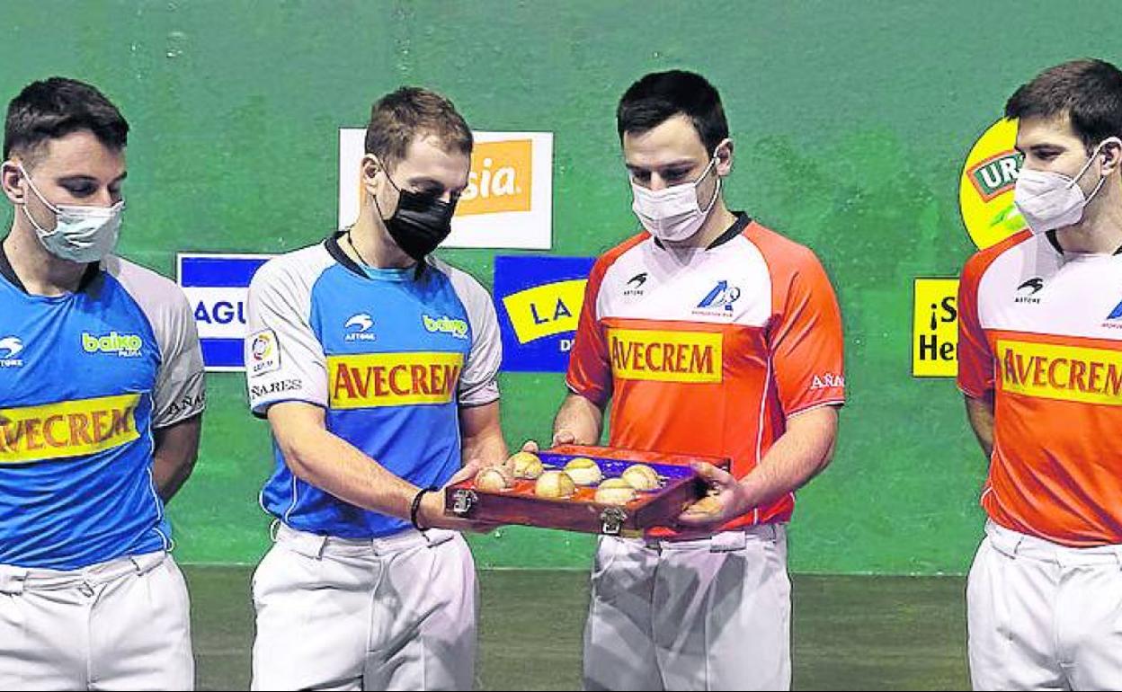 Los cuatro protagonistas muestran el material seleccionado. 