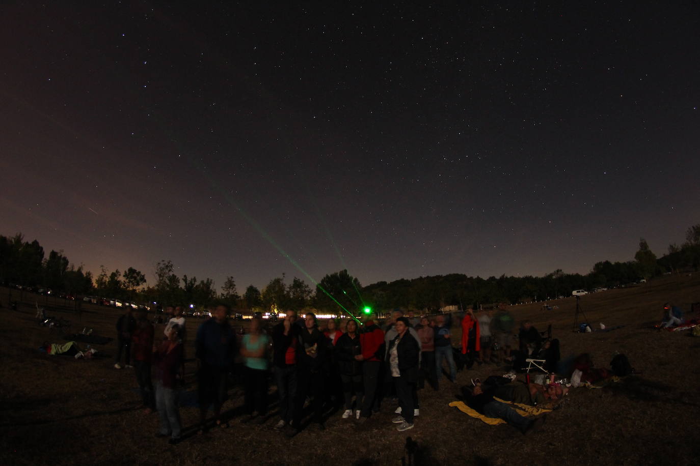 Cuando el tiempo lo permite organizan observaciones de la luna y las estrellas con potentes telescopios.