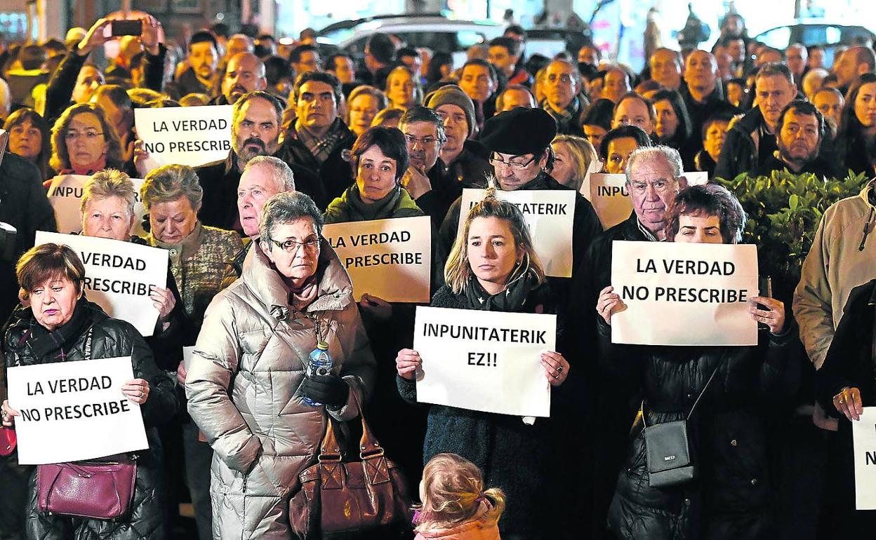 Imagen de una protesta ciudadana en el barrio bilbaíno de Deusto por abusos cometidos presuntamente por salesianos. 