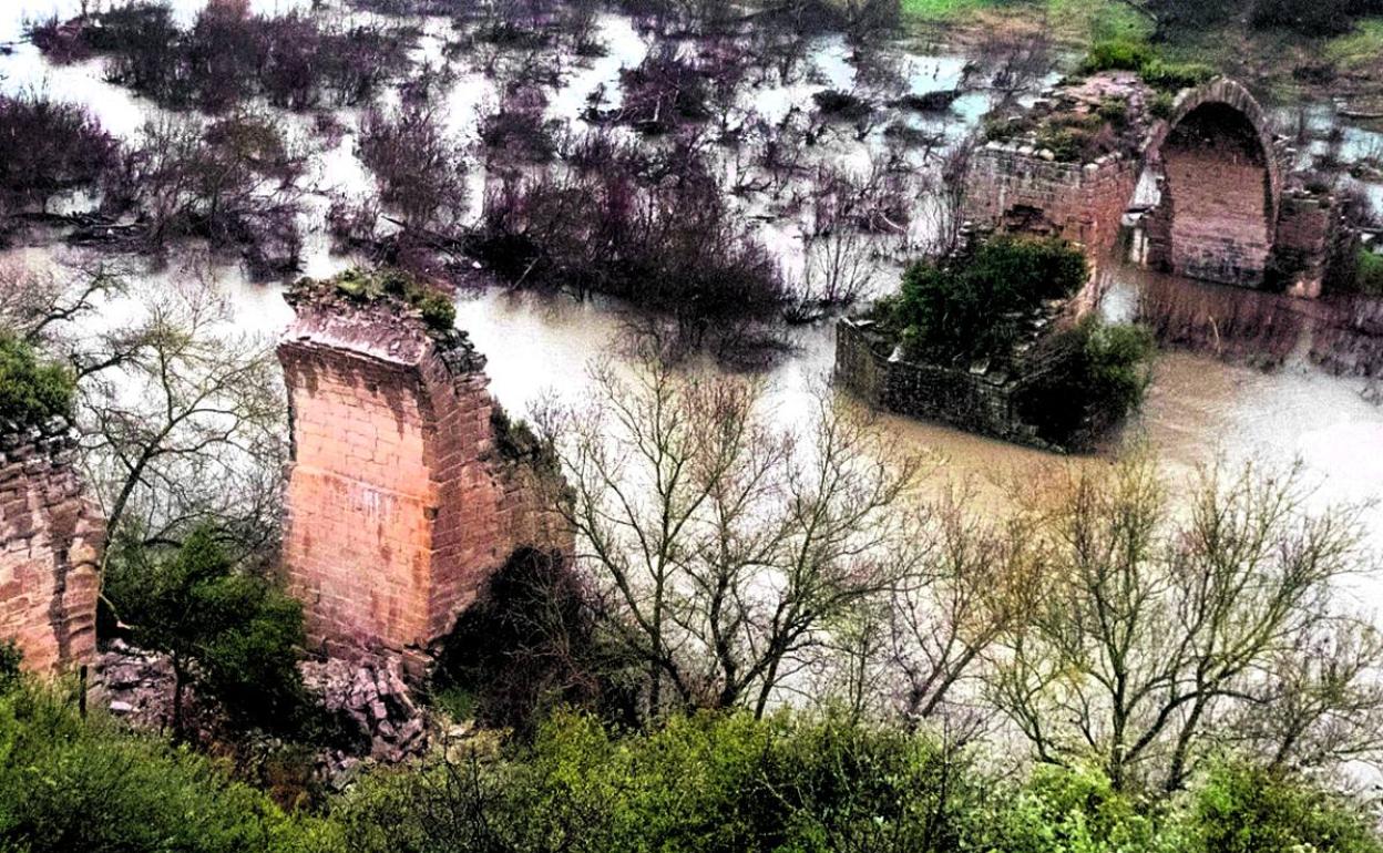 Aspecto del puente de Mantible tras el colapso del arco en la orilla riojana. Se mantiene uno en el lado alavés. 