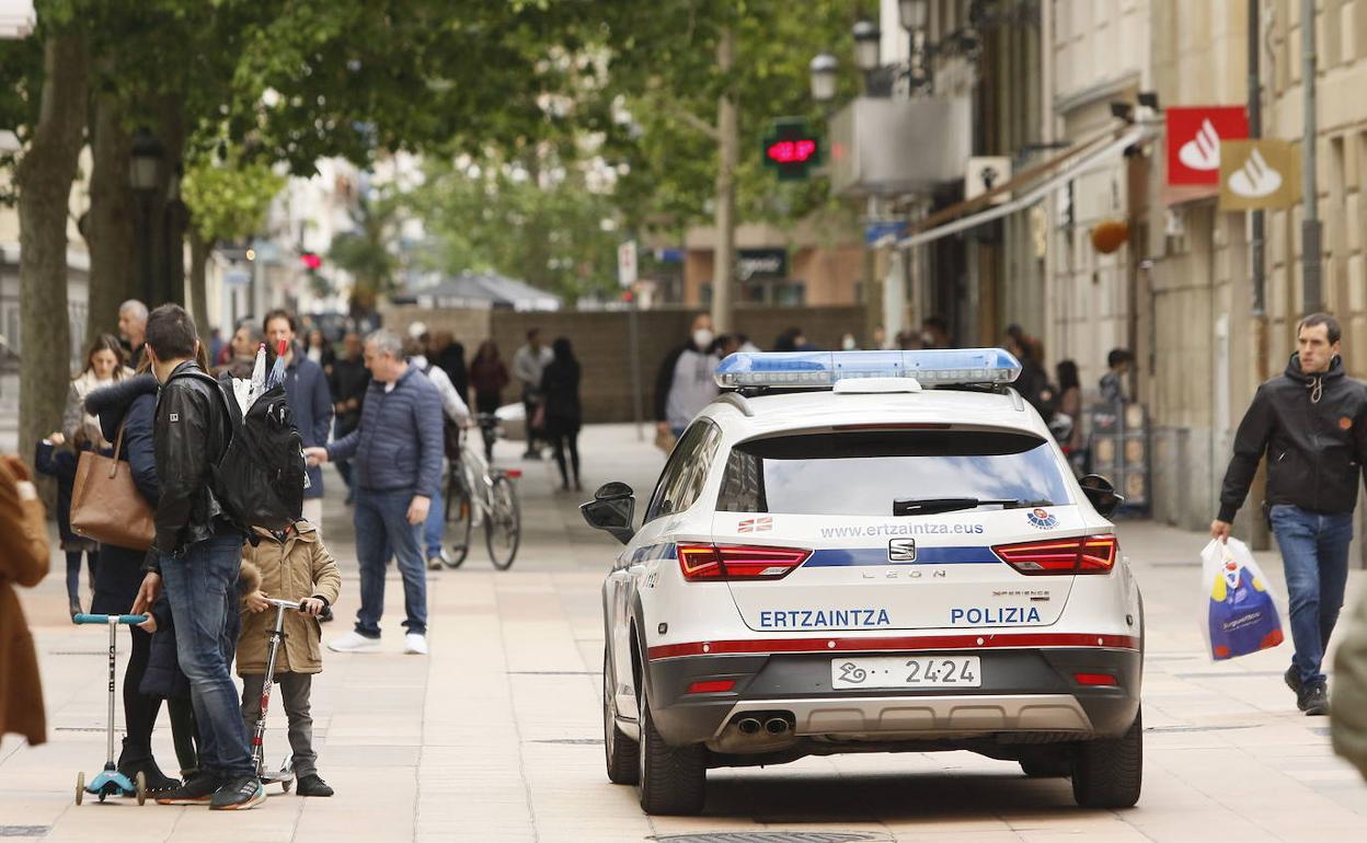 Detenidos dos jóvenes en Vitoria por ofrecer marihuana a ertzainas de paisano