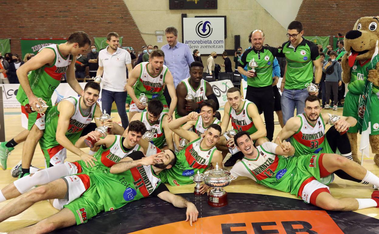 Jugadores y cuerpo técnico celebran eufóricos la hazaña ante el Ibiza 