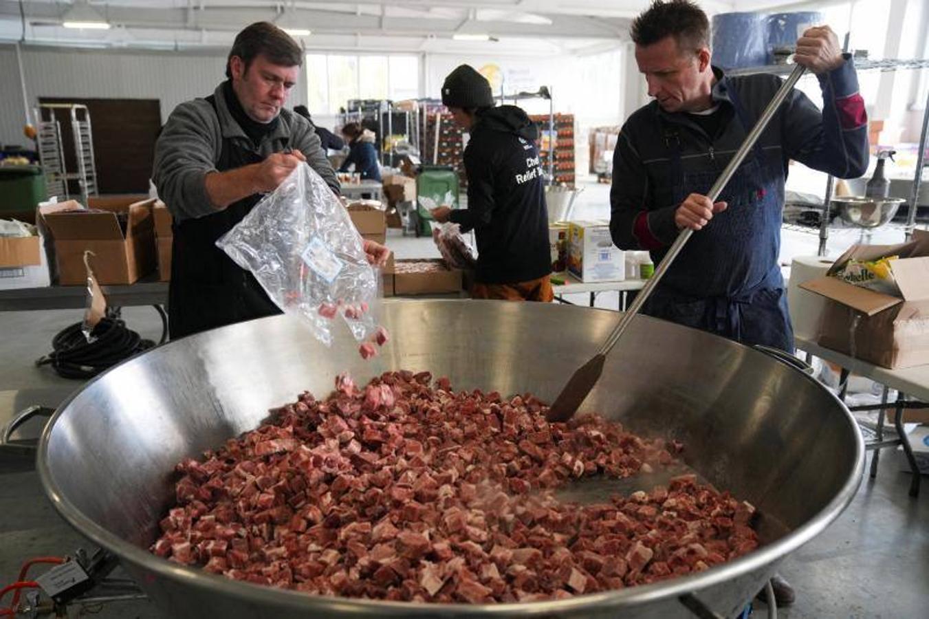 Los miembros de la organización World Central Kitchen preparan comida para los refugiados en Polonia.