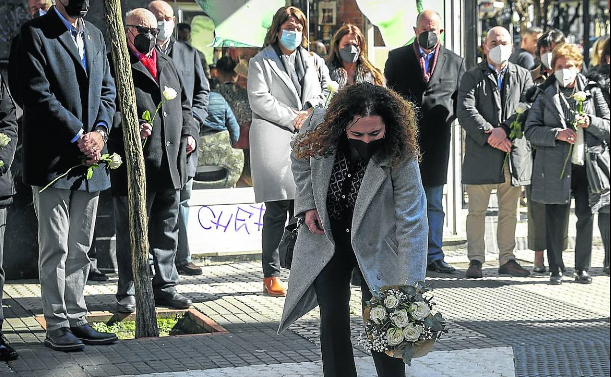 La viuda de Javier Gómez Elósegui, Mari Carmen Merino, coloca un ramo junto a la placa inaugurada ayer. 