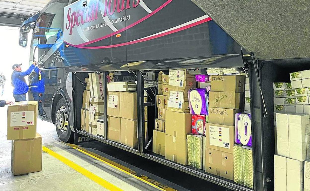 Txikon cargó el autobús con todo tipo de objetos, como pilas, linternas, medicinas y ropa de abrigo. 