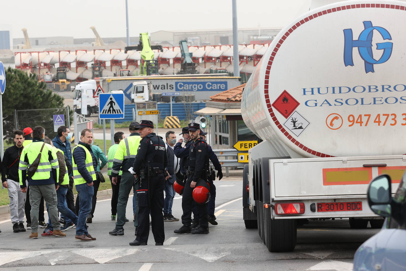 Fotos: Segundo día de piquetes por la huelga de transporte en el Puerto de Bilbao