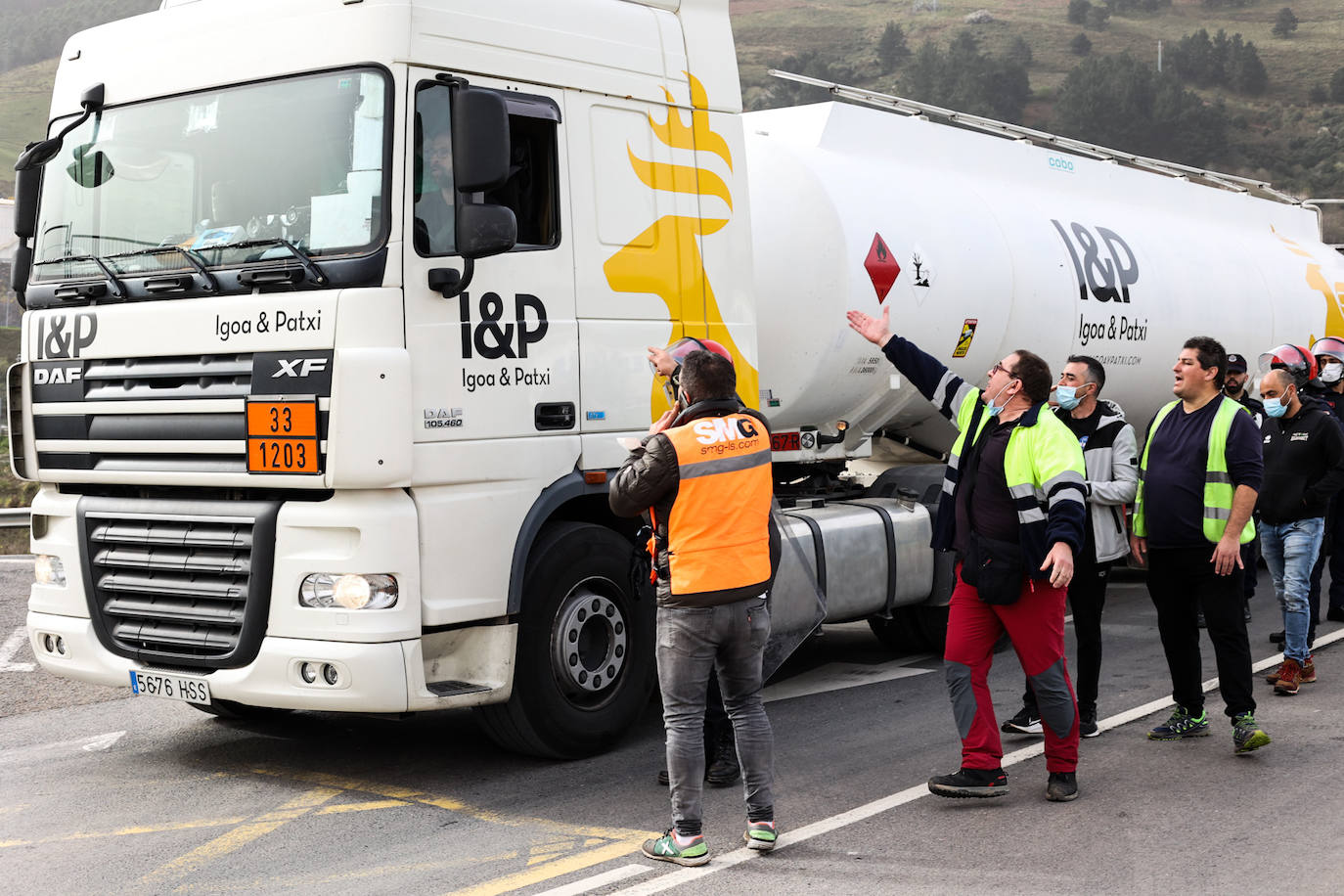 Fotos: Segundo día de piquetes por la huelga de transporte en el Puerto de Bilbao