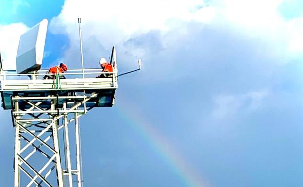 Proceso de instalación del radar ayer en Loiu. 