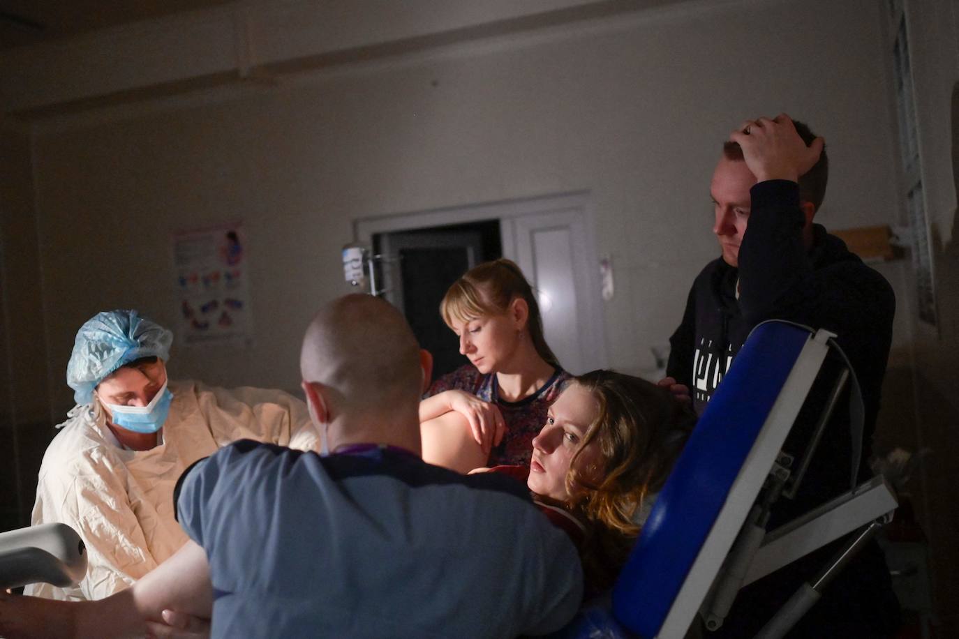 Mientras nace la hija de Aleina en el exterior siguen los bombardeos.