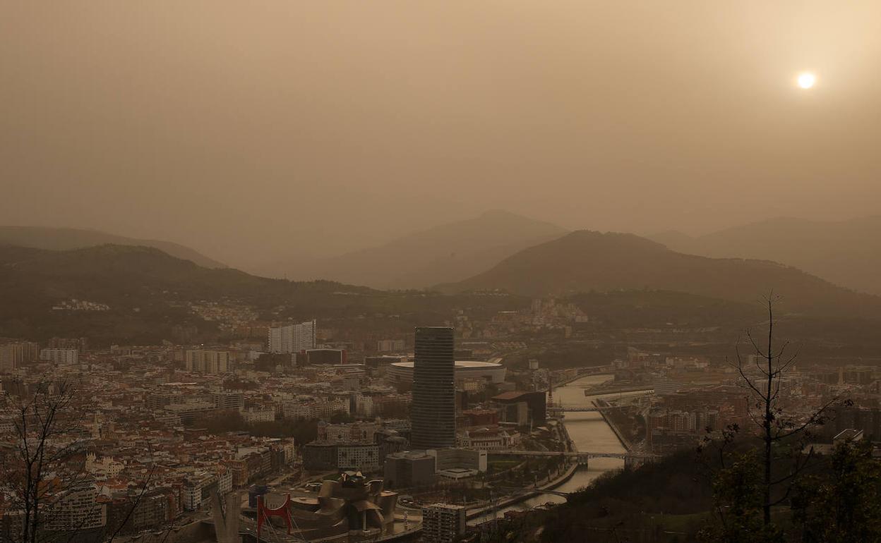 Bilbao, con otro color. Las partículas de polvo suspendido ofrecían una imagen inusual de la capital desde el monte Artxanda. 