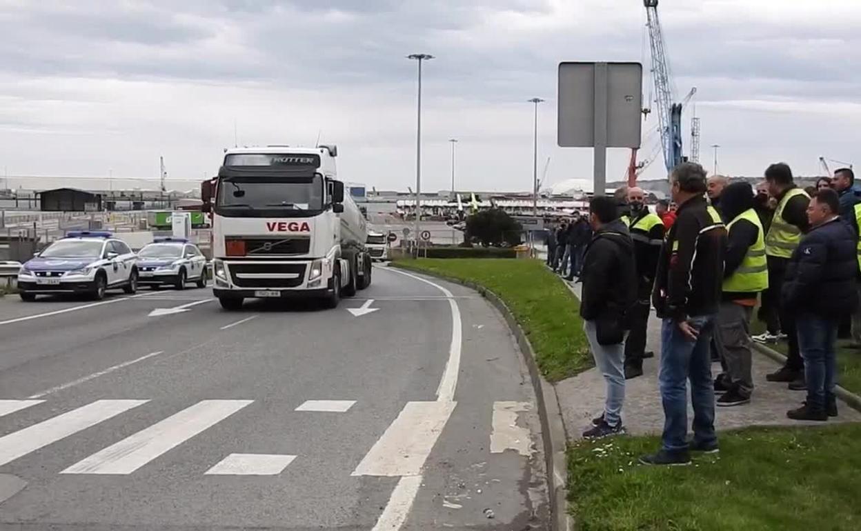 La huelga del transporte amenaza con colapsar la industria vasca en «cuestión de días»